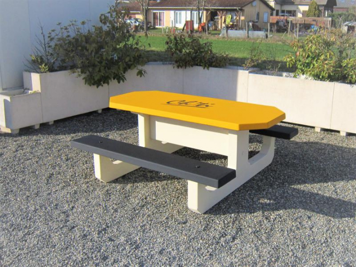 Table octogonale avec logo Ch'ti